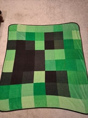 Green Pixel Pattern Throw Blanket - Unbranded